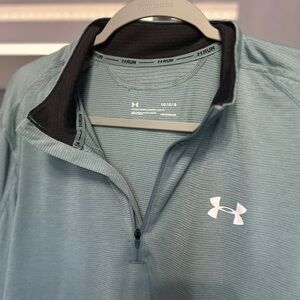 Under Armour Men’s 1/4 zip - size Large - blue